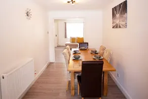 Cozy 3-Bedroom Home in Luton - Image 4