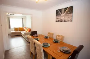Cozy 3-Bedroom Home in Luton - Image 3