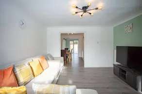 Cozy 3-Bedroom Home in Luton - Image 5