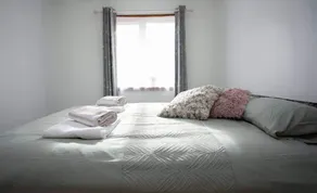 Cozy 3-Bedroom Home in Luton - Image 2