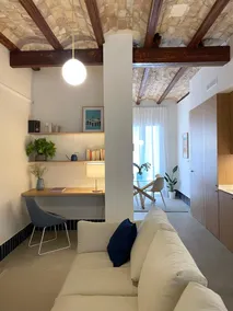 Elegant accommodation with porch - Image 4
