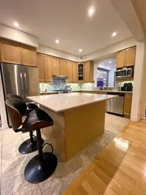 Stylish 3-Story Townhome Close to Subway! - Image 4