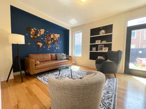 Stylish 3-Story Townhome Close to Subway! - Image 2