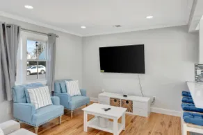 Modern 5BR Retreat Near Hofstra | Sleeps 10 - Image 4