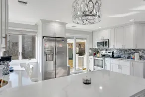 Modern 5BR Retreat Near Hofstra | Sleeps 10 - Image 5