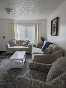 Spacious 4 bedroom, sleeps 10, close to VT - Image 3