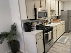 Comfy Seattle Maple Leaf Apartment @ Parking - Image 5