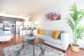 Charming 1-BR w/ A/C | Free Parking | Downtown YYC - Image 4