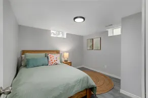 Cozy 2BR w/ Parking, mins from Highway & Chrysler - Holiday Home - Image 4