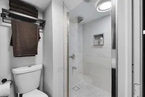 Cozy 2BR w/ Parking, mins from Highway & Chrysler - Holiday Home - Image 5