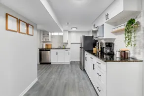 Cozy 2BR w/ Parking, mins from Highway & Chrysler - Holiday Home - Image 2