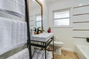 KING Bed•Prime Location•Fast WiFi•Cajun Luxury - Image 5