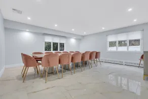 Modern Home w. Large Dining Area | Playset & WiFi - Image 5