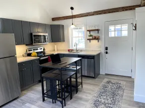 Gurdy's Getaway-Downtown 1 BDRM - Image 3