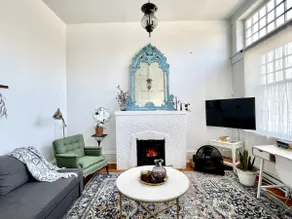 *Charming high-ceiling Home in South Van w/YARD! - Image 4