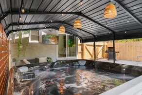 Spacious Uptown Retreat w/ Jacuzzi - Image 3