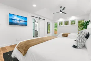 Spacious Uptown Retreat w/ Jacuzzi - Image 4