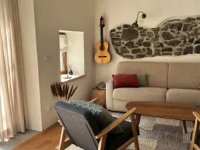 House by the stream - Image 3