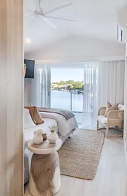 Stunning coastal townhouse with waterfront views - Image 2