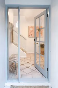 Stunning coastal townhouse with waterfront views - Image 5