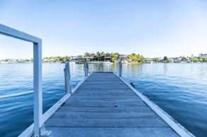 Stunning coastal townhouse with waterfront views - Image 3