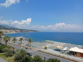 Apartment with a terrace facing the sea - Image 2