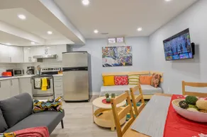 Stylish 2BR: w/free parking & streaming! - Image 2