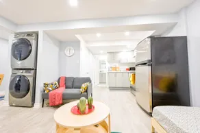 Stylish 2BR: w/free parking & streaming! - Image 5