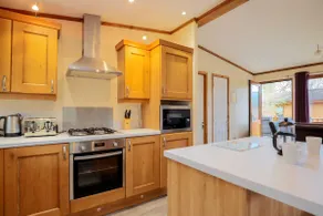 Devon Comfort Lodge with Hot Tub - Spa Resort in Devon - Image 3