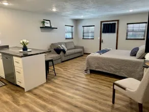 Remodeled studio house in Central City - Image 4
