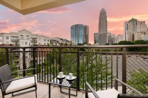 Tar Heel | Prime City Views, Free Parking, Gym - Image 2