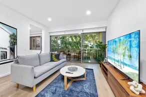 Centre of Newtown 2 Bed Apartment - Image 2