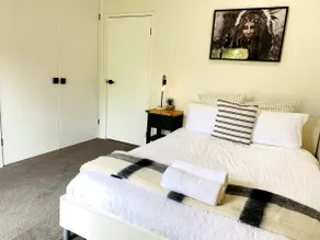 Modern Lodge House, Mountain Views, on River, Pets - Image 2
