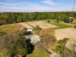 1900's Modern Farmhouse on 7.5 private acres - Image 4