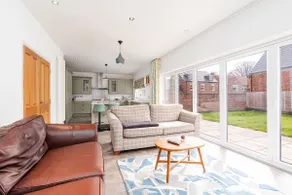 Beautiful Big Family Home - Sleeps 10, Park 3 Cars - Image 2