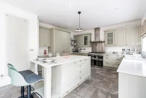 Beautiful Big Family Home - Sleeps 10, Park 3 Cars - Image 4