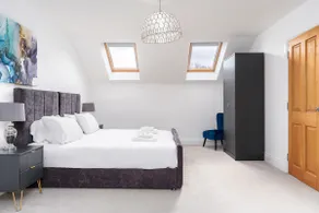Beautiful Big Family Home - Sleeps 10, Park 3 Cars - Image 3