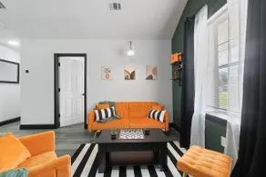 The Hosta Hangout - A Luxury Central Haven! - Image 4