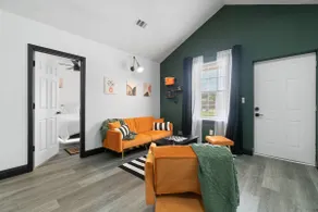 The Hosta Hangout - A Luxury Central Haven! - Image 3