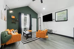 The Hosta Hangout - A Luxury Central Haven! - Image 5