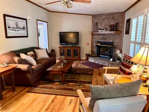 Rita’s Smokey Mountain Lodge - Image 4