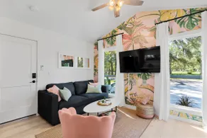 The Flamingo Studio-Full Kitchen-Near Historic DT - Image 3