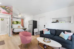 The Flamingo Studio-Full Kitchen-Near Historic DT - Image 5