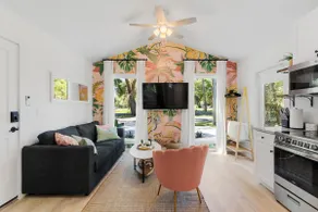 The Flamingo Studio-Full Kitchen-Near Historic DT - Image 2