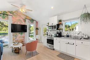 The Flamingo Studio-Full Kitchen-Near Historic DT - Image 4