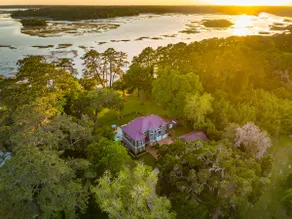 Waterfront, Pool & Hot Tub Only 10 Min to Downtown - Image 3