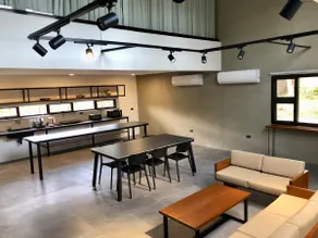 Premier Loft 2 w/ Kitchen,WiFi,Netflix,Pool Access - Image 5