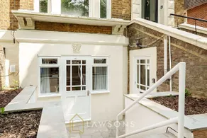 2BR House, Walk to Windsor Castle, Parking for 1 - Image 3
