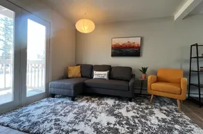 Delightful Sleek Modern 2 Bed 1 Bath apt - Image 2