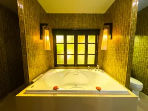 Grand Deluxe Bungalow + Free Breakfast + Bathtub - Image 2
